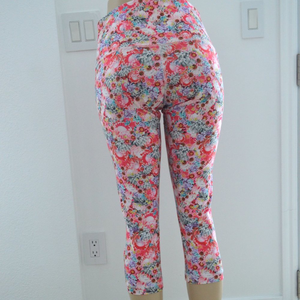 Lululemon Floral legging pink mid rise 3/4 legs woman size 10 gym yoga